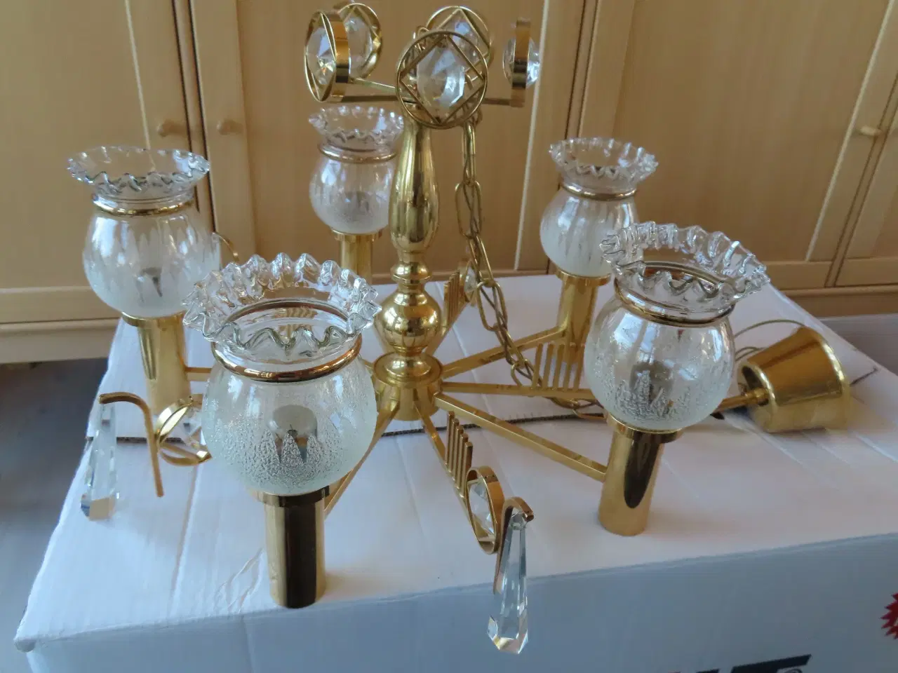 Billede 1 - Lysekrone, guldbelagt og med prismer + 2 lampetter