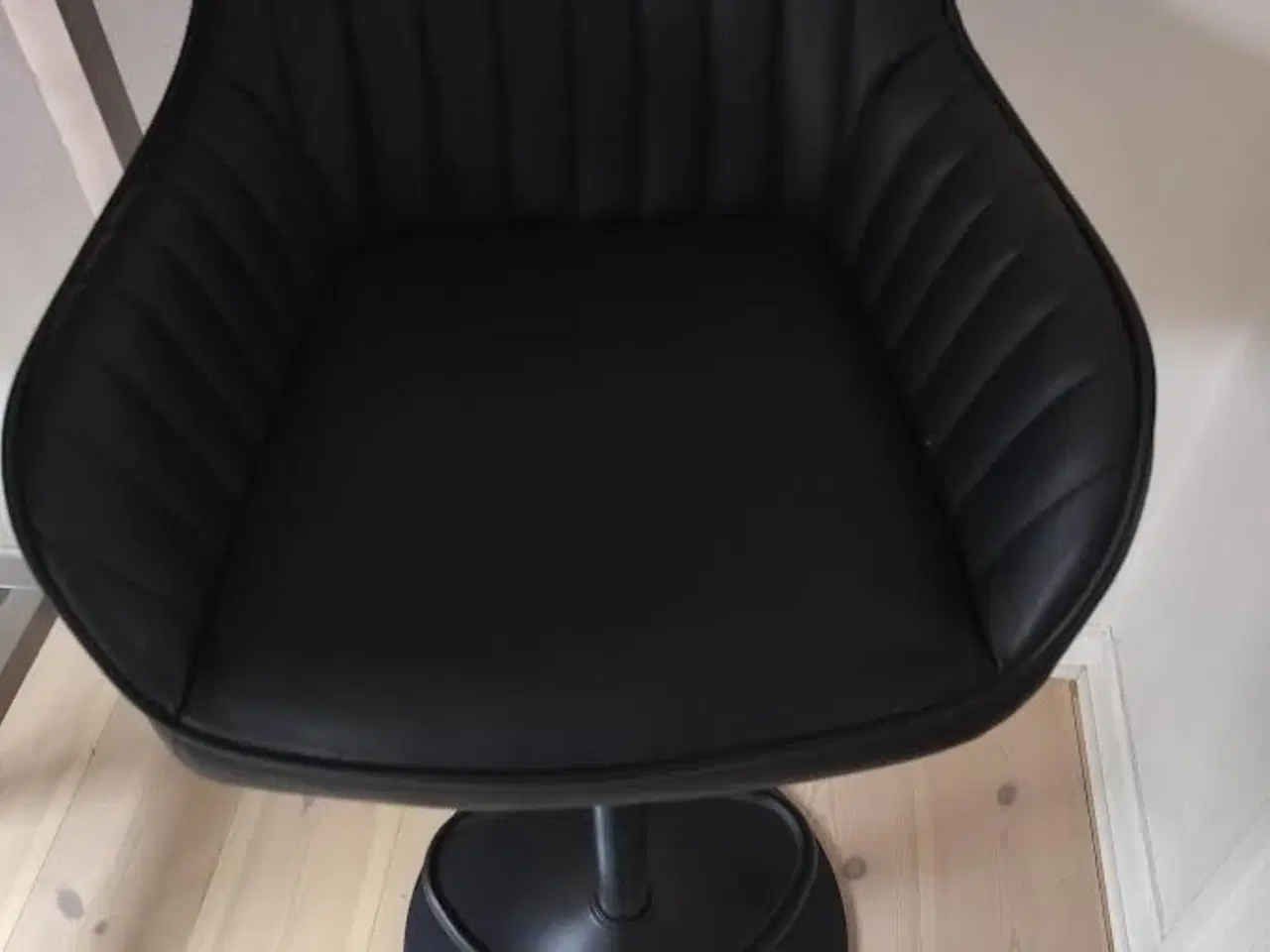 Billede 3 - Barbord med to barstole i sort og træ