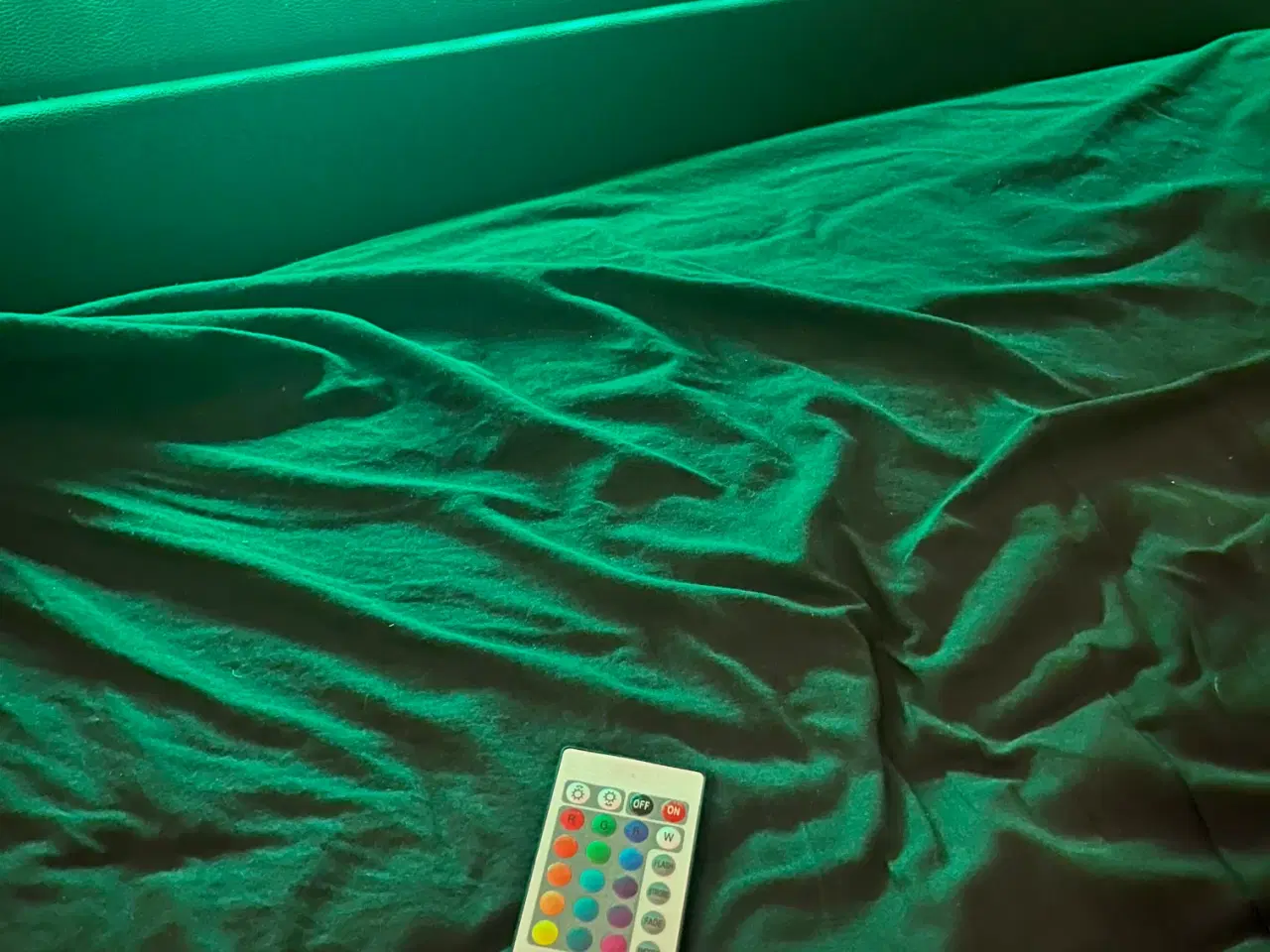 Billede 3 - Seng 90x200 cm i kunstlæder med LED lys