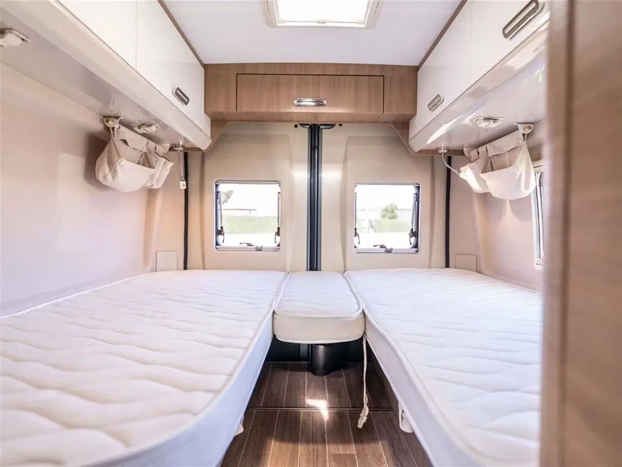 Billede 6 - 2020 - McLouis Menfys Van 04 Prestige Van med langsgående senge og fyldt med udstyr