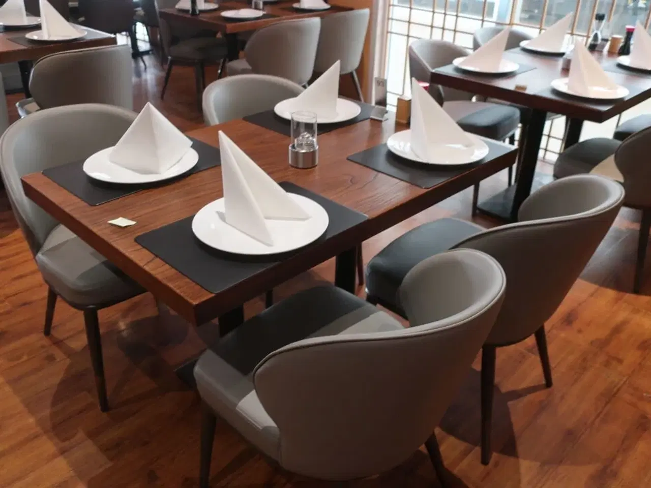 Billede 2 - 3 borde og 12 nye stole