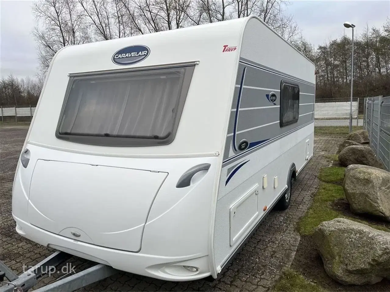 Billede 3 - 2014 - Caravelair Antares Luxe 527 Fortelt: Isabella Commodore Concept, mover, tv-antenne, sidesiddegruppe, kompressor køleskab m/ frostboks, 3 køjer og dobbeltseng