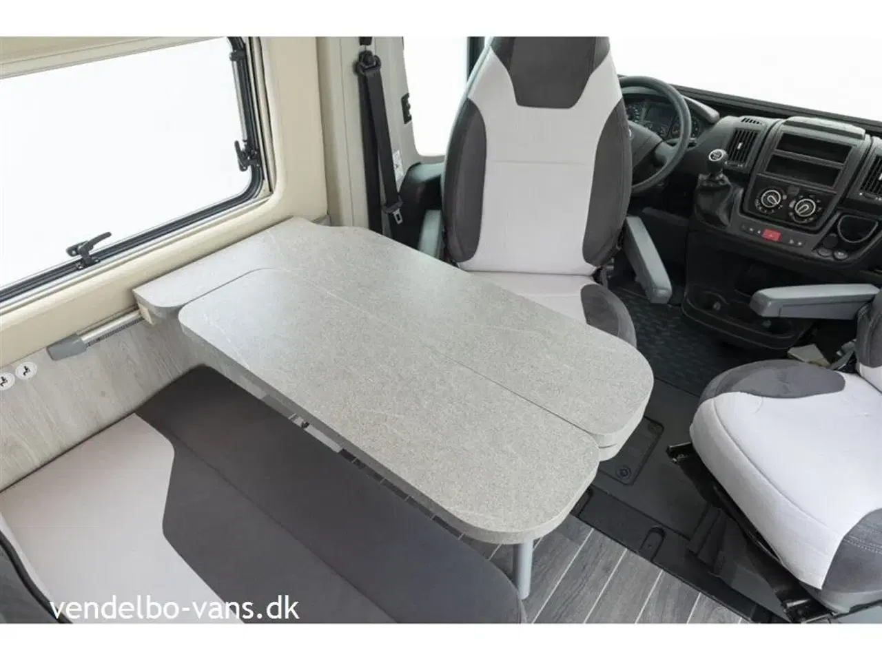 Billede 15 - 2026 - Rollerteam Livingstone DUO Sport XL   CamperVan med stor dobbeltseng der kan hæves elektrisk, så der bliver plads til MC, cykler ect.