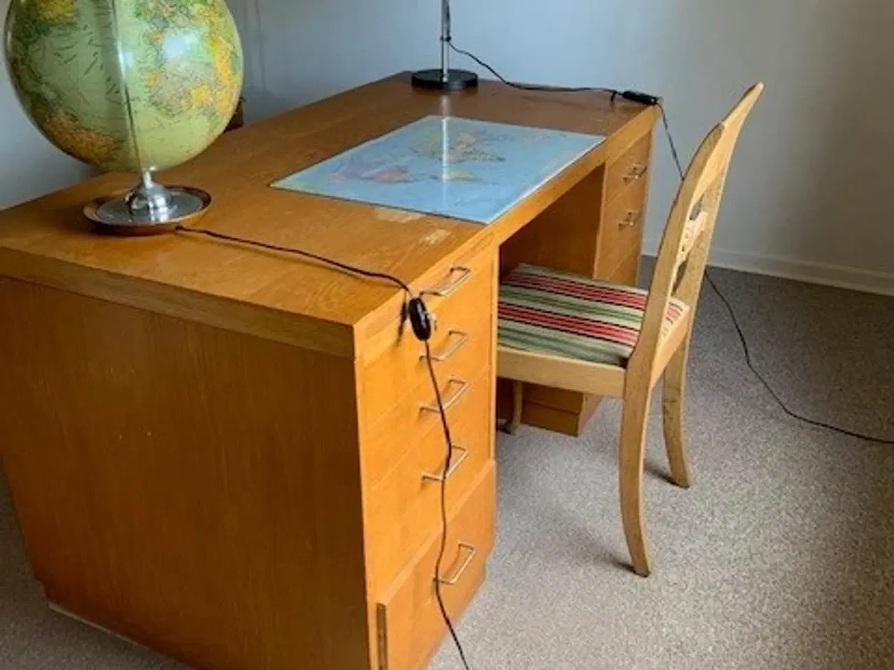 Billede 1 - stort skrivebord med masser af skuffer