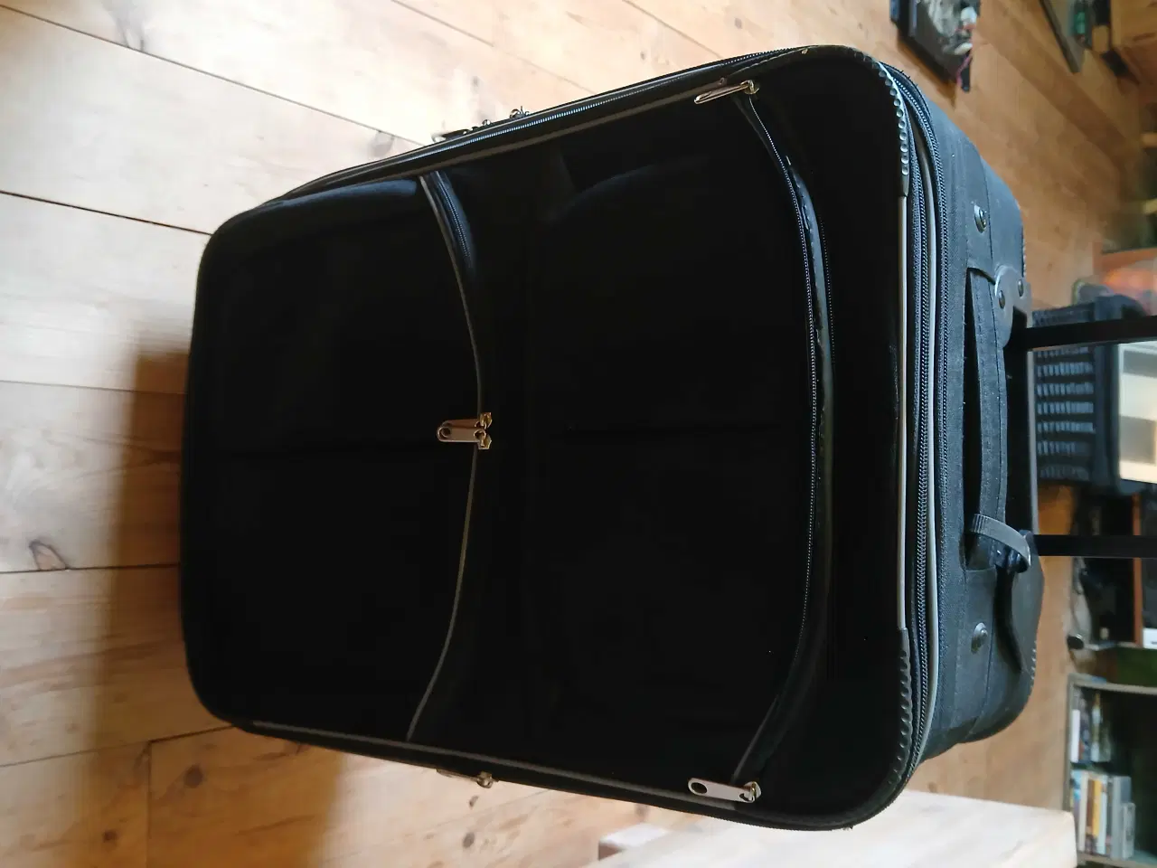 Billede 1 - Sort kuffert ca. 36/45 liter