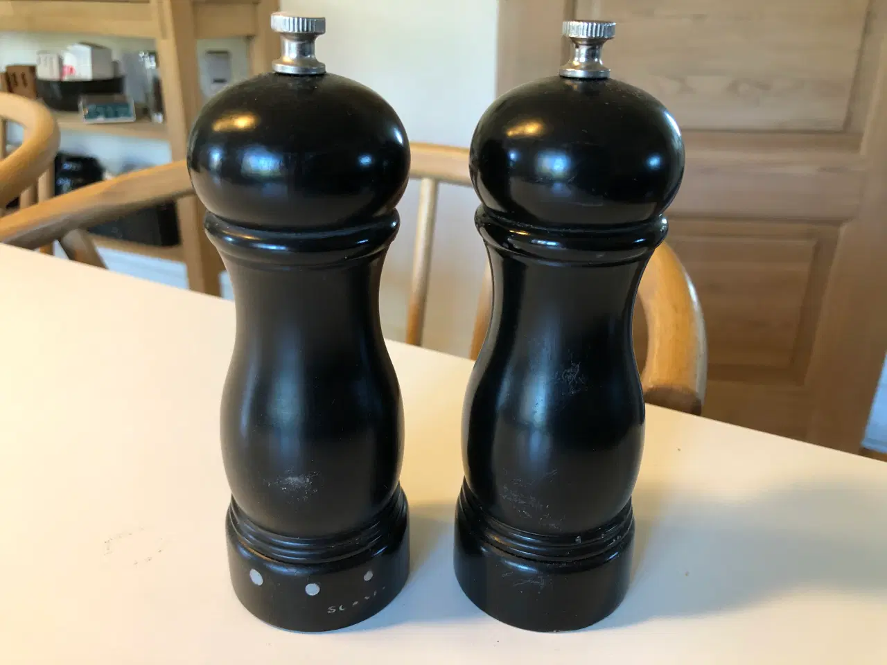 Billede 2 - Salt og peber kværn i sort træ.