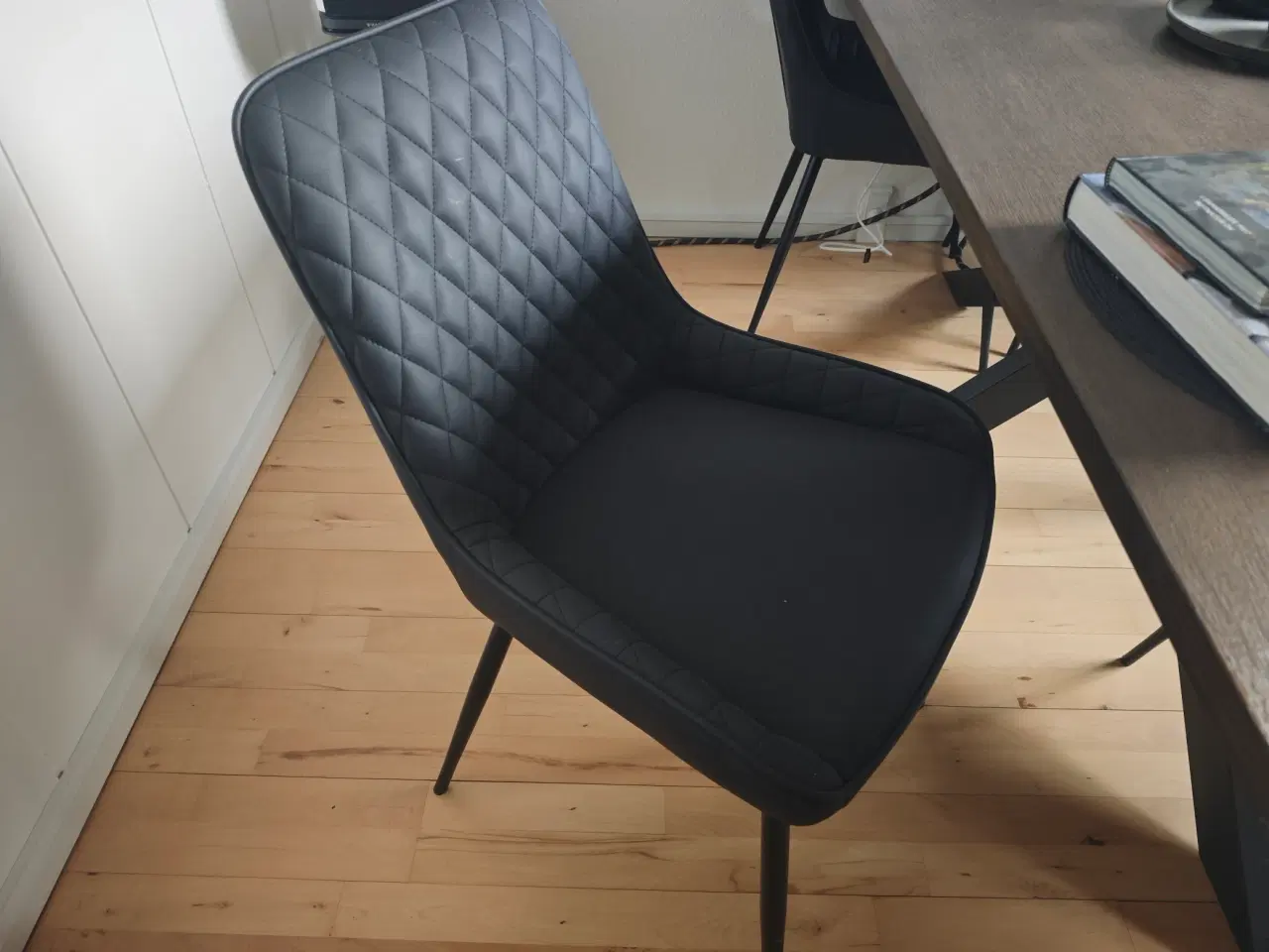 Billede 5 - Spisebord i fineret egetræ med 4x stole ( nyt )