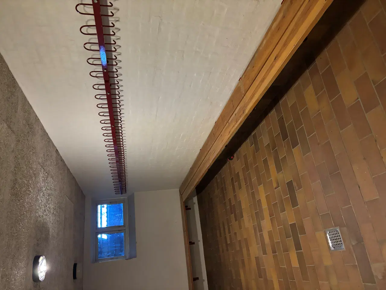 Billede 1 - bænke og knagerækker til omkladningsrum ca 20 m