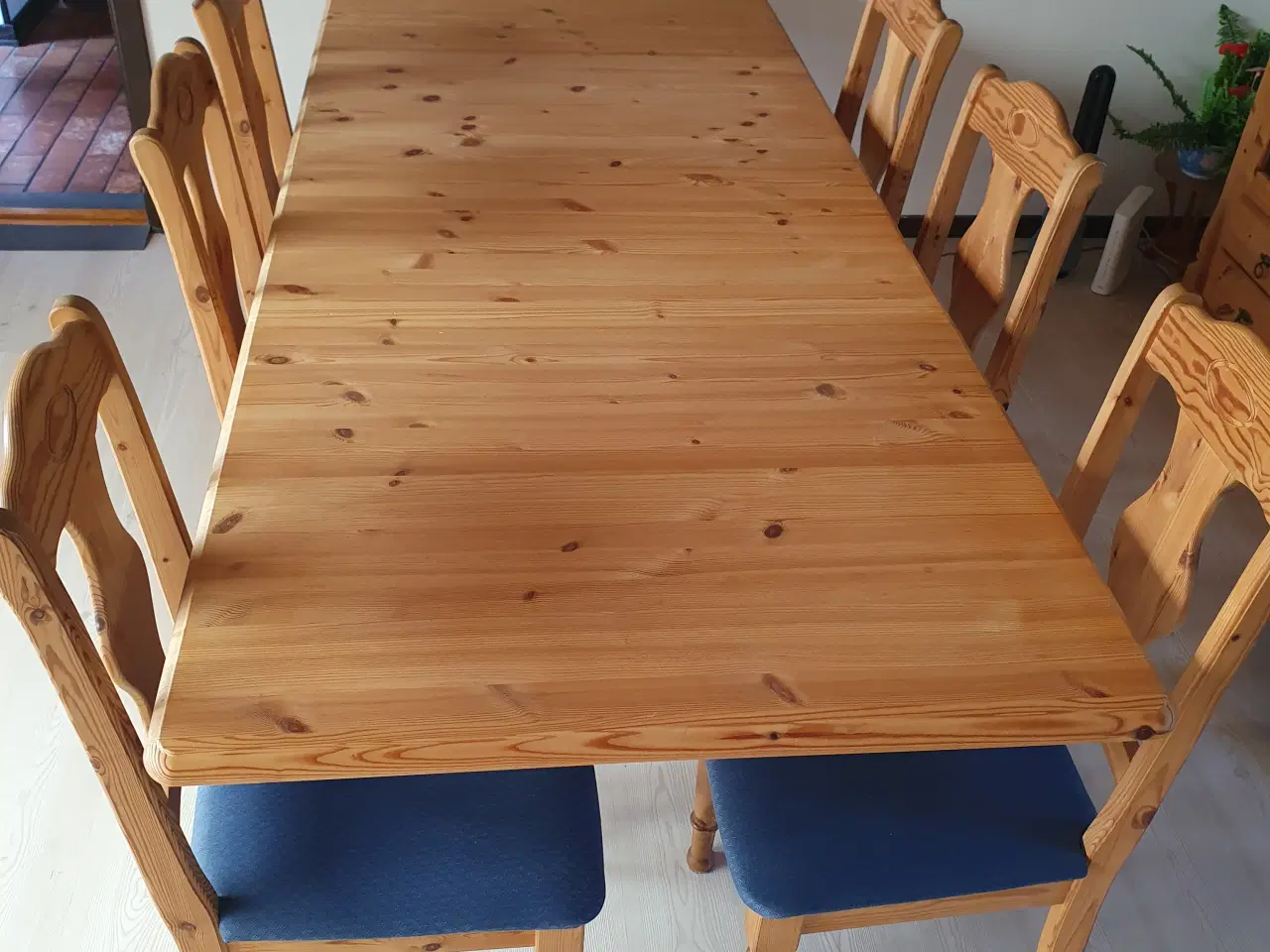 Billede 4 - Spisebord i træ med 2 plader og 6 stole