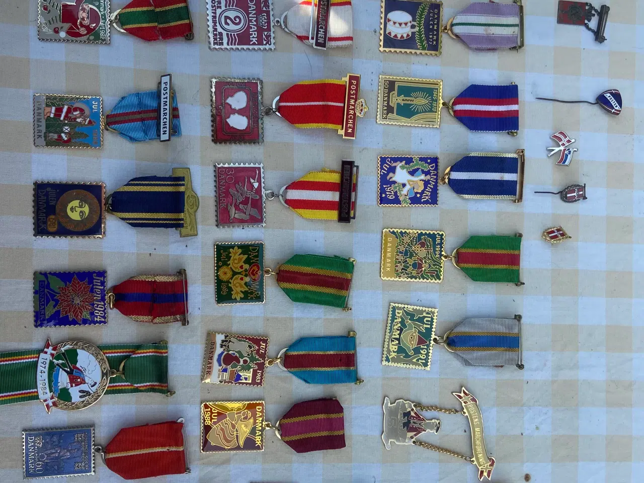 Billede 2 - Medaljer fra postenmarch, julemærker og pins