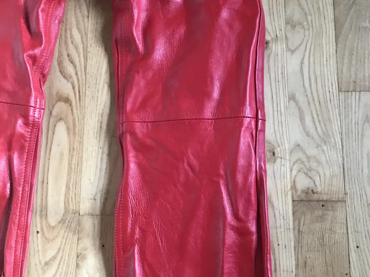 Billede 3 - Røde Læderbukser
