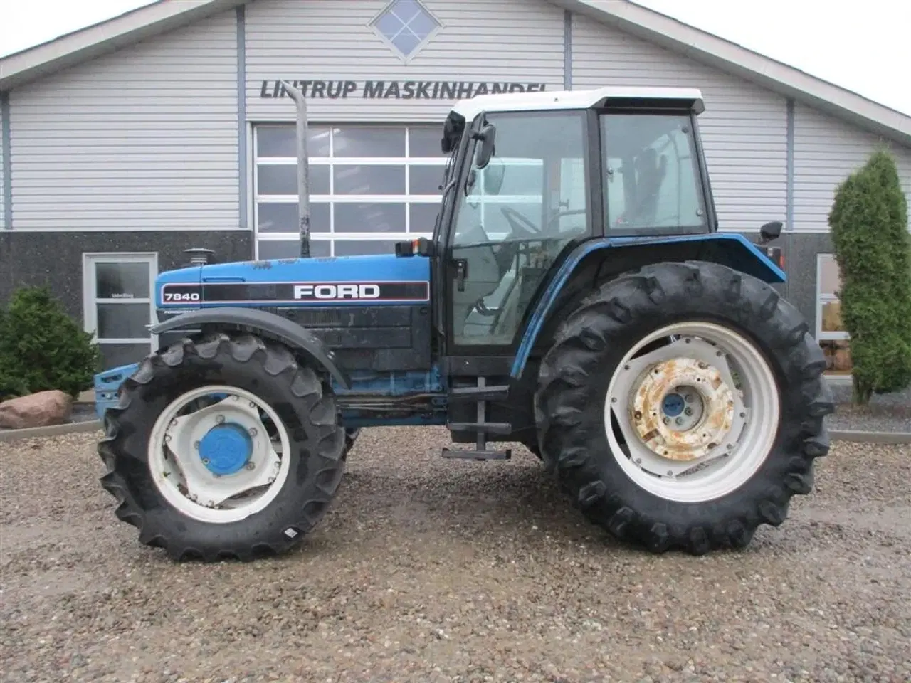 Billede 18 - New Holland 7840 SLE, med rigtig god dæk montering og knap på vendergearet.