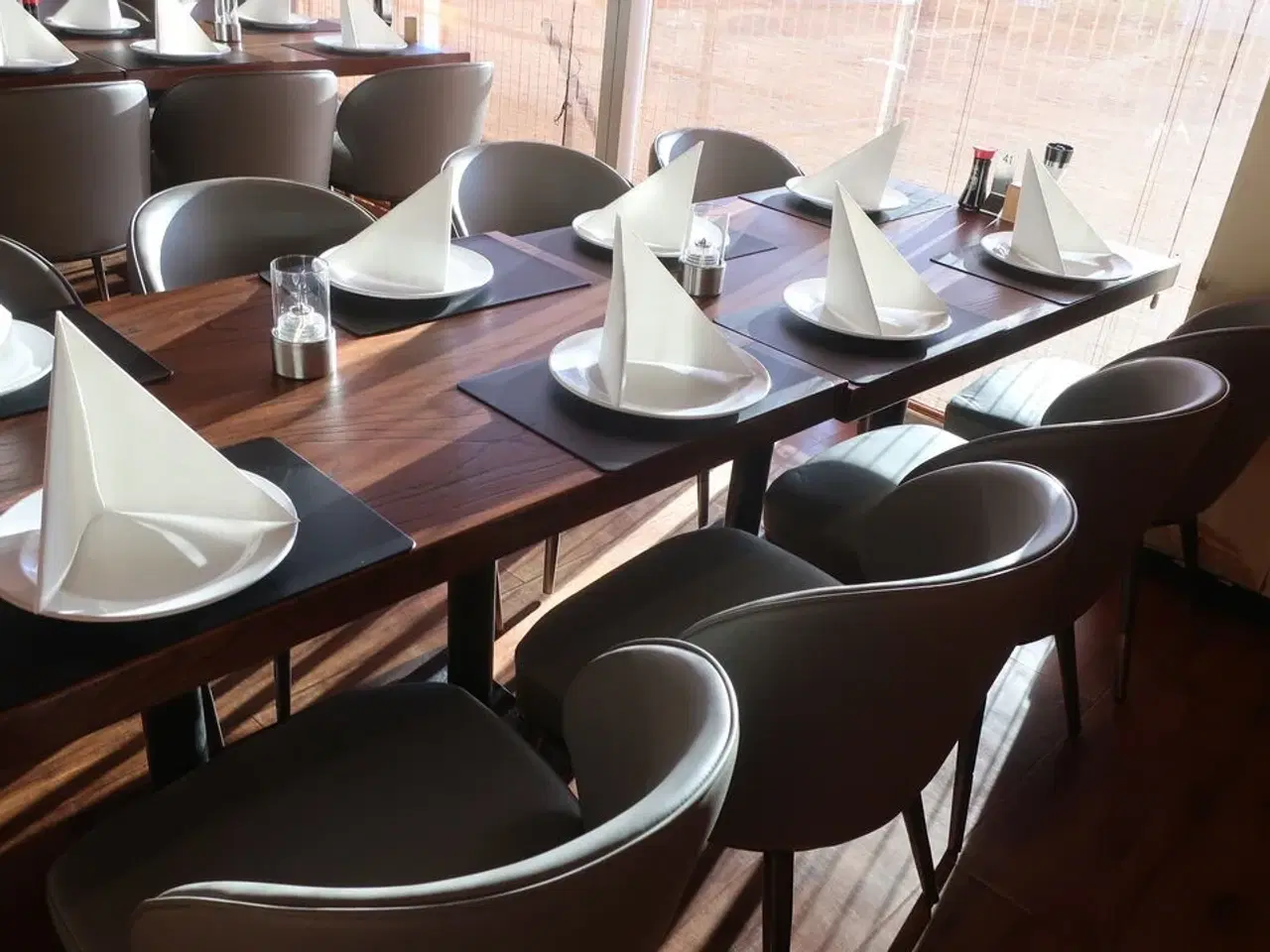 Billede 3 - 2 borde og 8 nye stole