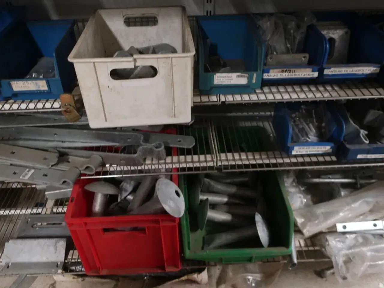 Billede 15 - 4+1 fag reoler inkl. indhold (hegnstilbehør m.v.) (se billeder)