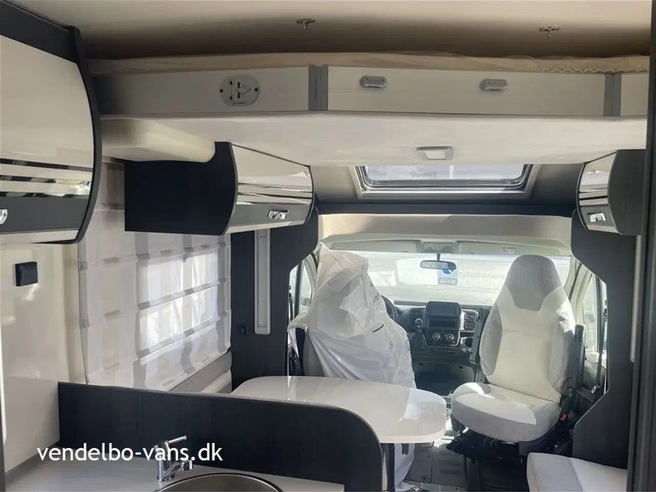 Billede 12 - 2024 - Rollerteam Kronos 265TL Selekt   Højdejusterbar fritstående dobbeltseng i bag og el-seng under loftet over siddegruppen - 5 S. selepladser