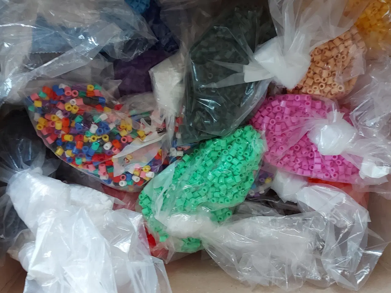Billede 3 - Perleplader med mange perler