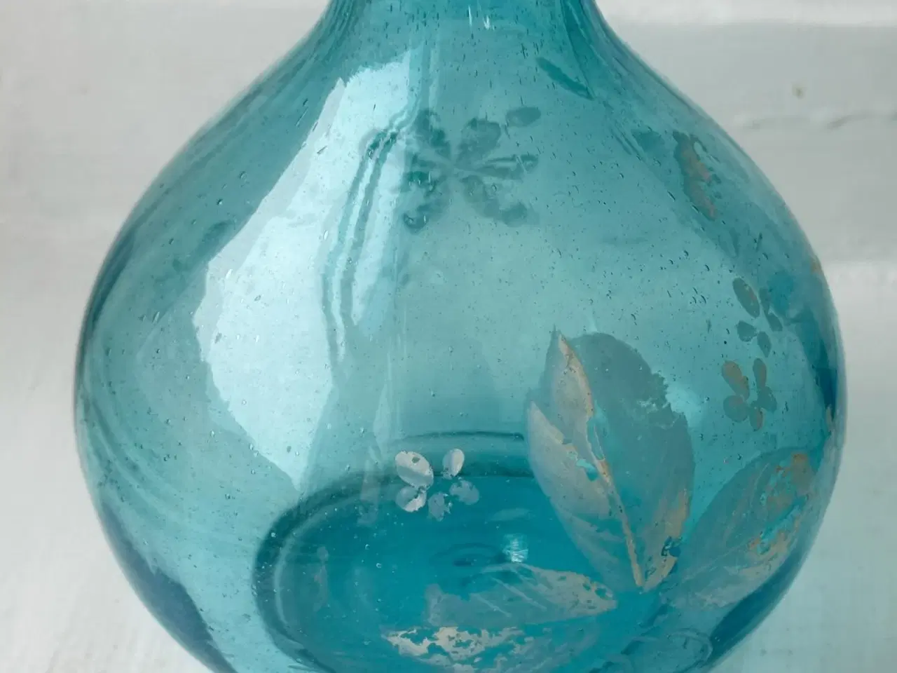 Billede 5 - Karaffel, blåt glas m patineret deko