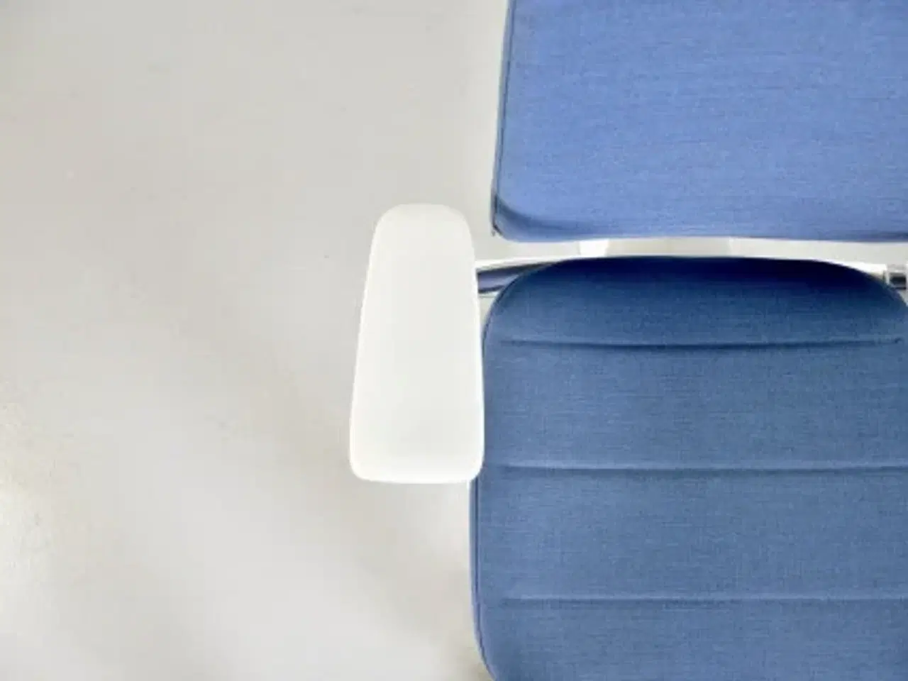 Billede 7 - Kinnarps capella white edition kontorstol med blåt polster og armlæn