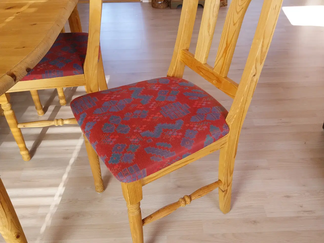 Billede 4 - Spisebord med 5 stole 