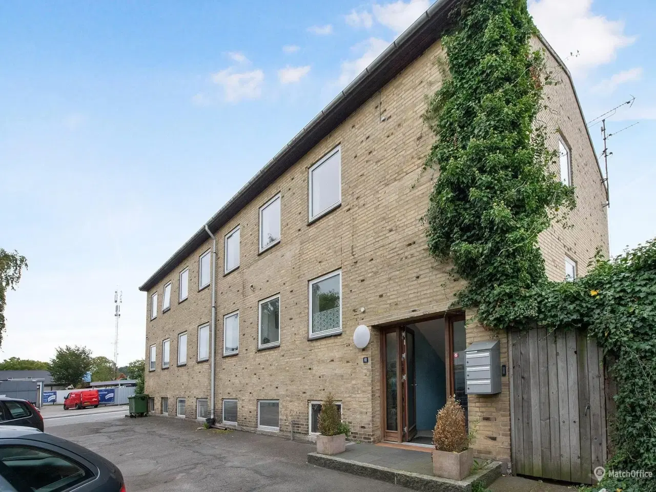 Billede 12 - Erhvervslokaler udlejes i meget synlig hjørne ejendom.