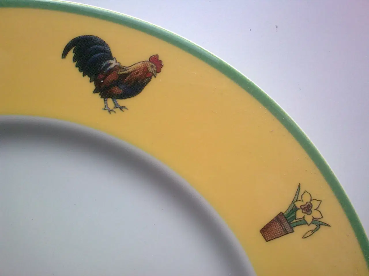 Billede 1 - Høns og haner på gul og hvid fad tallerken