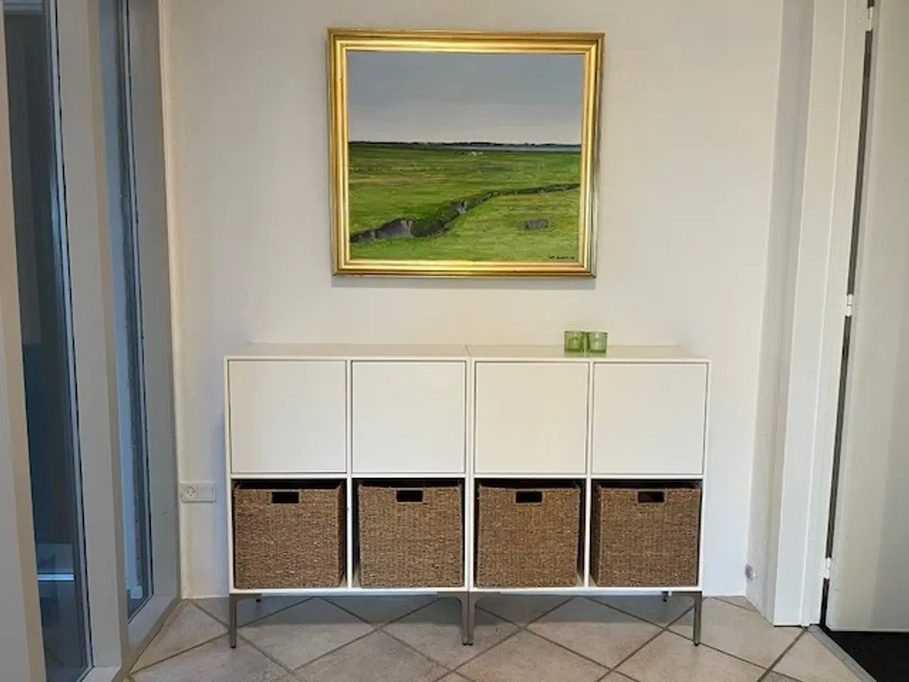 Billede 1 - Elegant skab til opbevaring - med låger og kurve