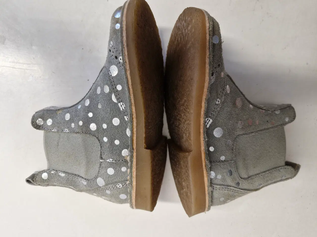 Billede 4 - FLOTTE SKINDFOREDE POM POM Støvletter str 23 .