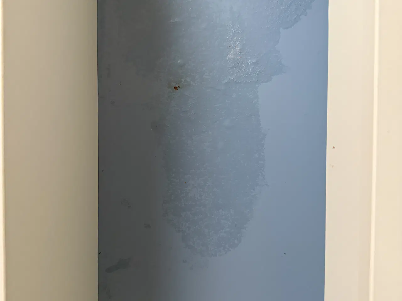 Billede 4 - Hvid Kommode blå bund i skuffer