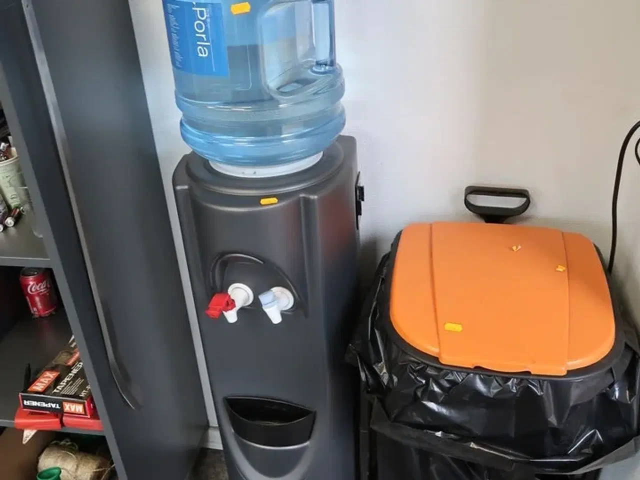 Billede 1 - Vanddispenser samt skraldespand