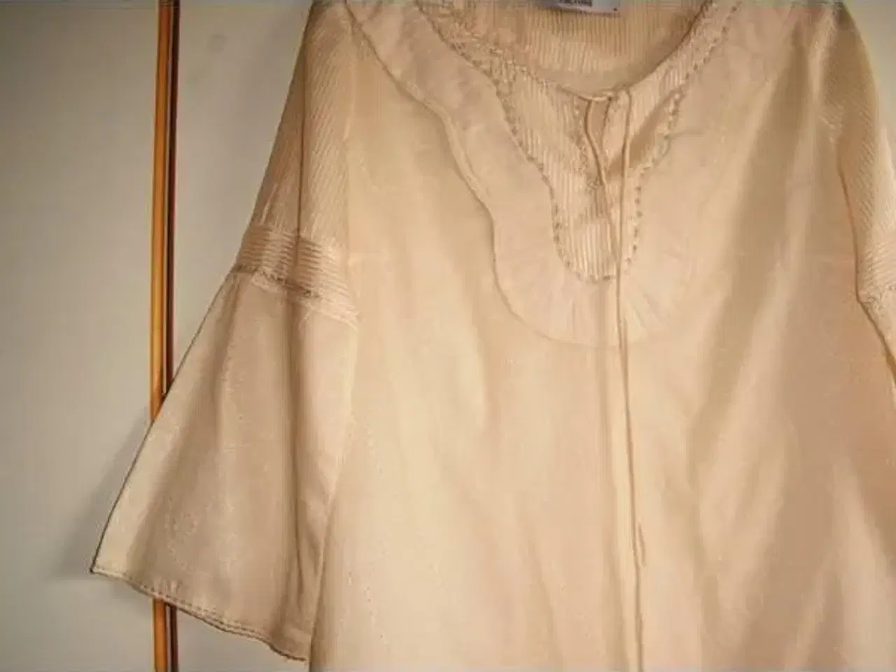 Billede 2 - Sød tunika -str M, brystmål 100 cm
