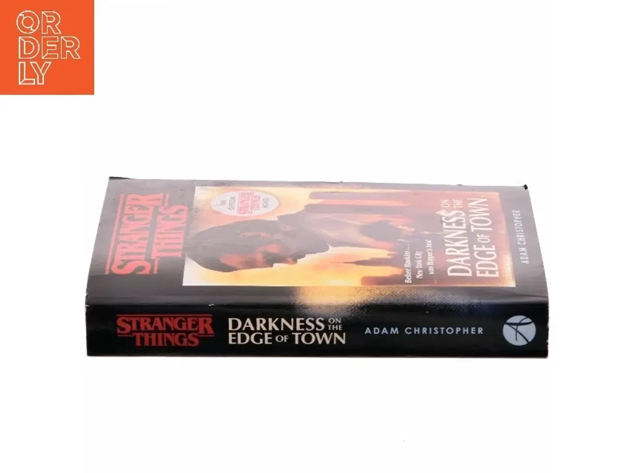 Billede 2 - Darkness on the Edge of Town af Adam Christopher (Bog)