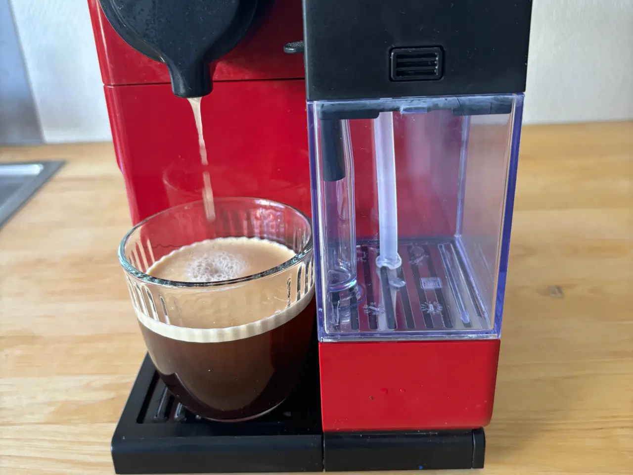 Billede 3 -  Nespresso DeLonghi kapselmaskine, mælkebeholder