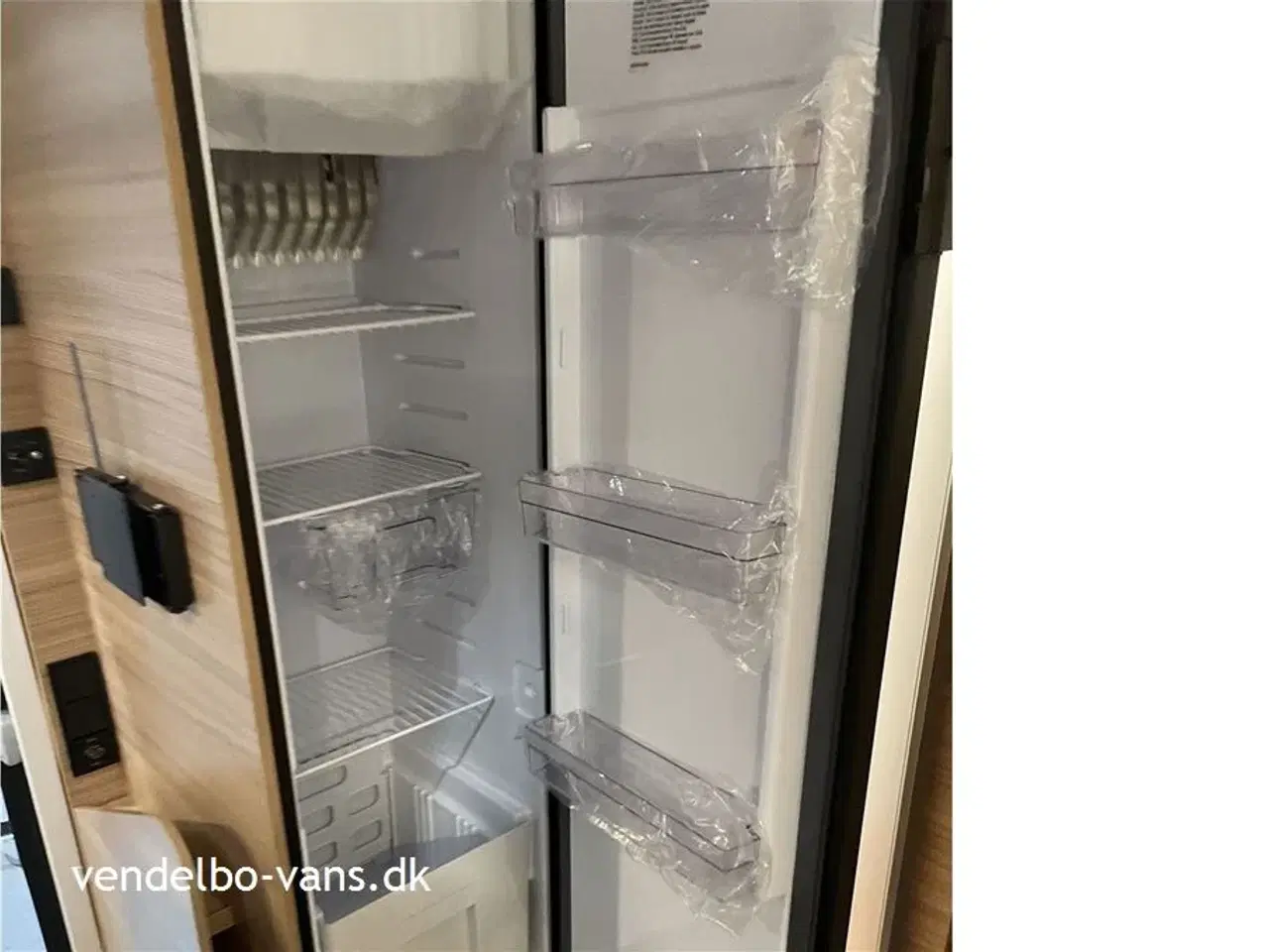 Billede 20 - 2023 - Dethleffs Just T 7052 EBL   Enkeltsenge over garagen og face to face siddegruppe