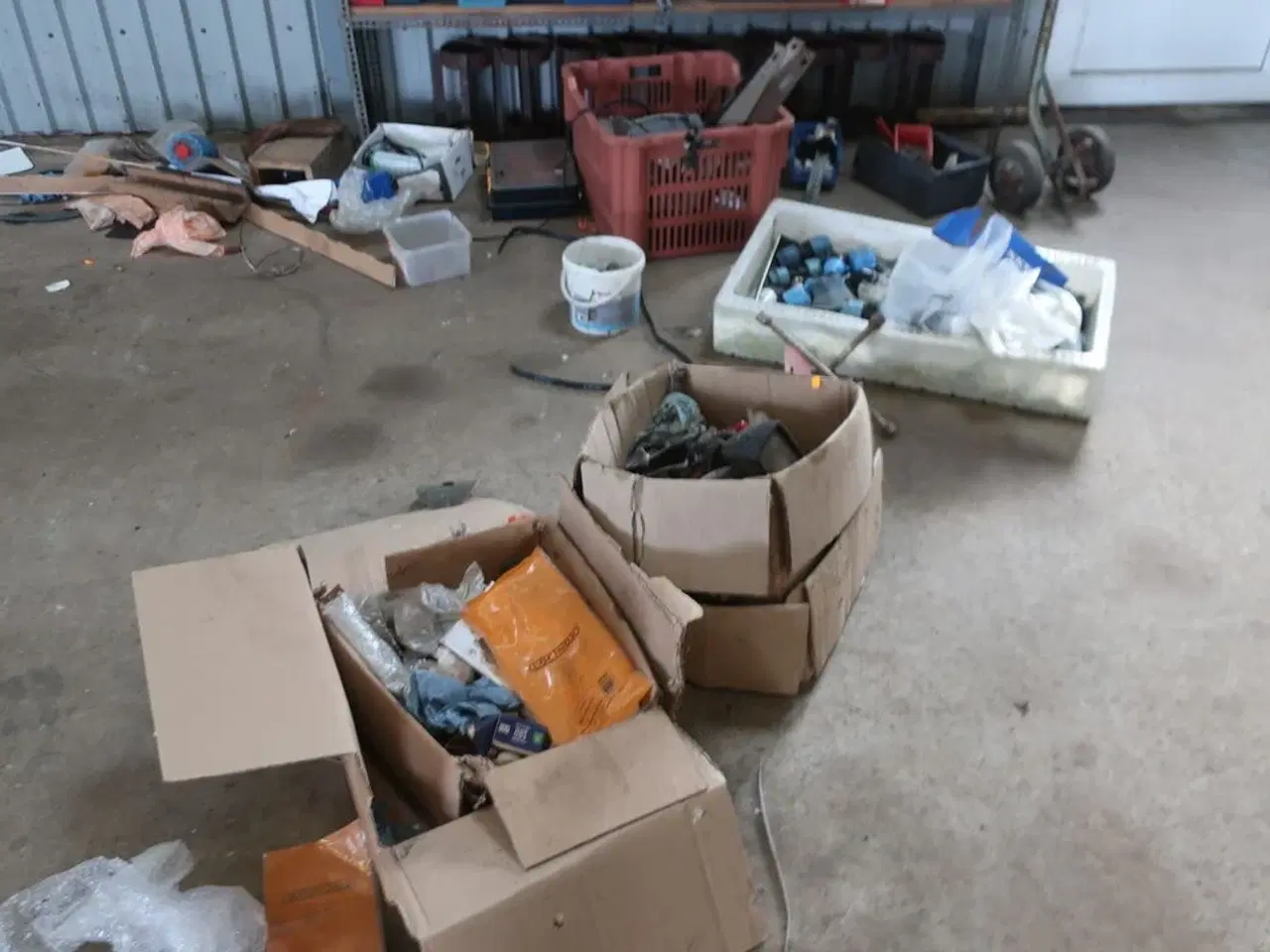 Billede 19 - 2 stk. rullebukke, paller, reoler, reservedele, værktøj, stiger m.m.