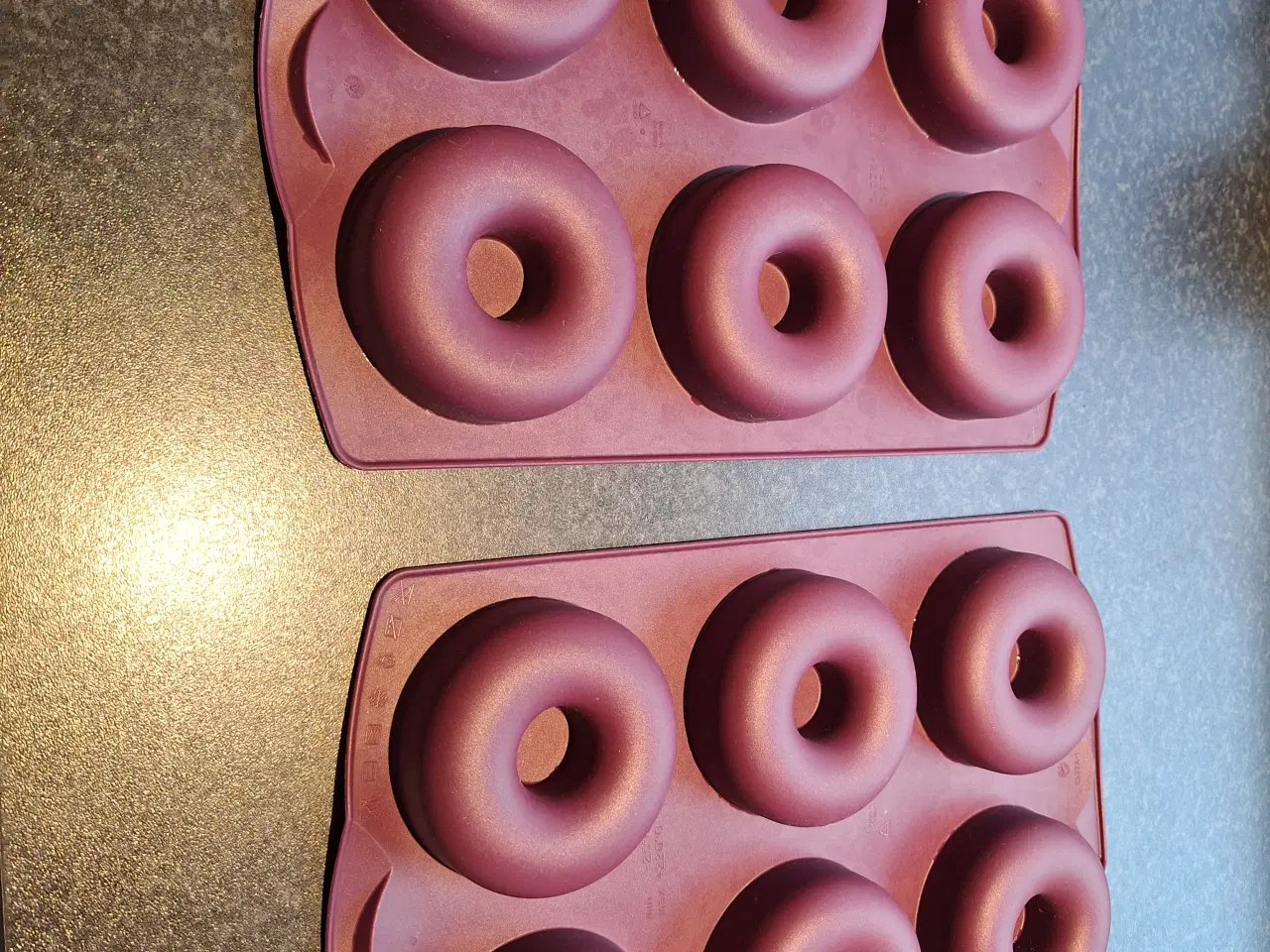 Billede 2 - 2 Donut forme fra Tupperware 