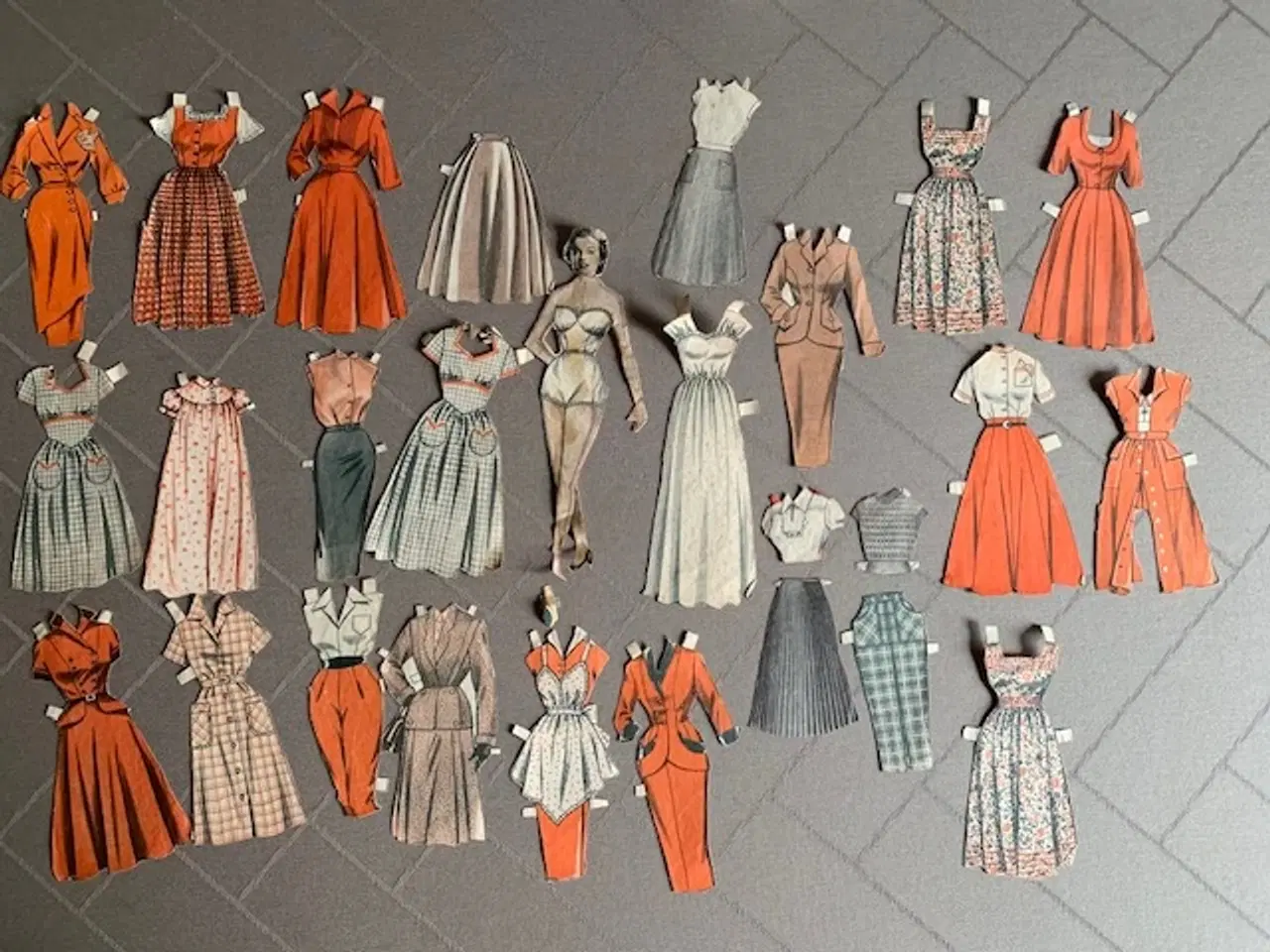 Billede 5 - Påklædningsdukker fra begyndelsen af 1950’erne
