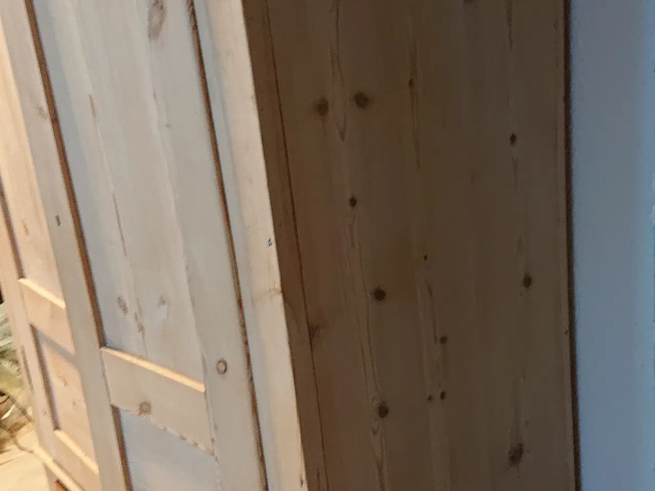 Billede 3 - Dobbelt karlekammerskab i afsyret fyrretræ