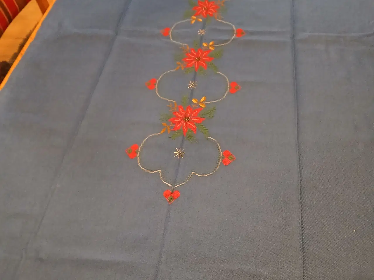 Billede 3 - Flot broderet juledug