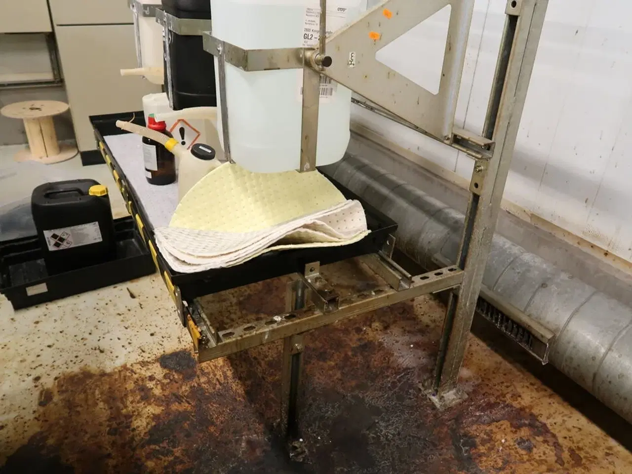 Billede 2 - Stativ med indhold