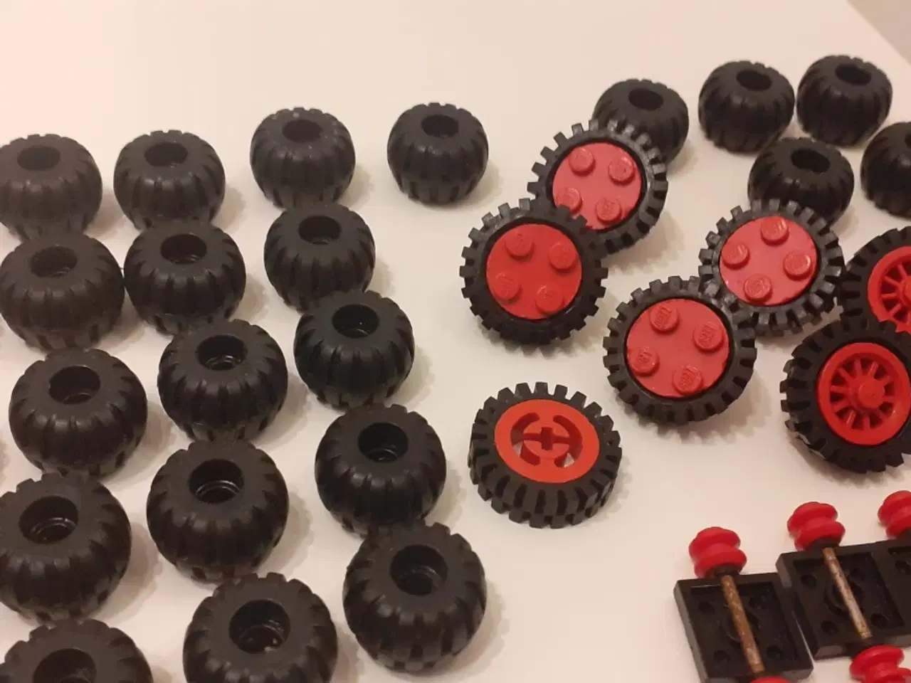 Billede 4 - LEGO stort sæt med hjul, gummidæk, aksler m.m.