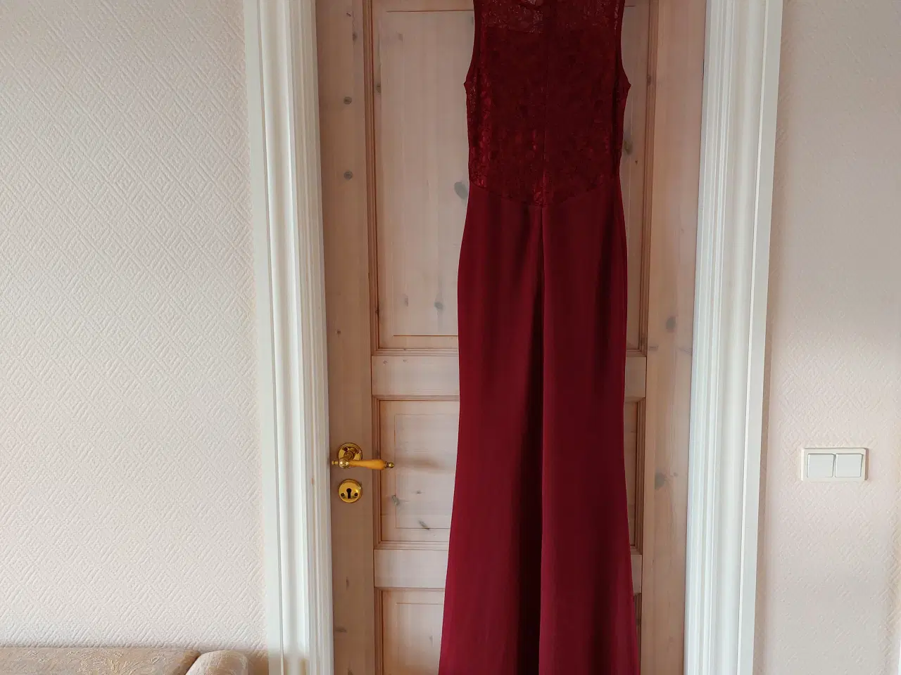 Billede 5 - Flot bordeaux rød kjole 