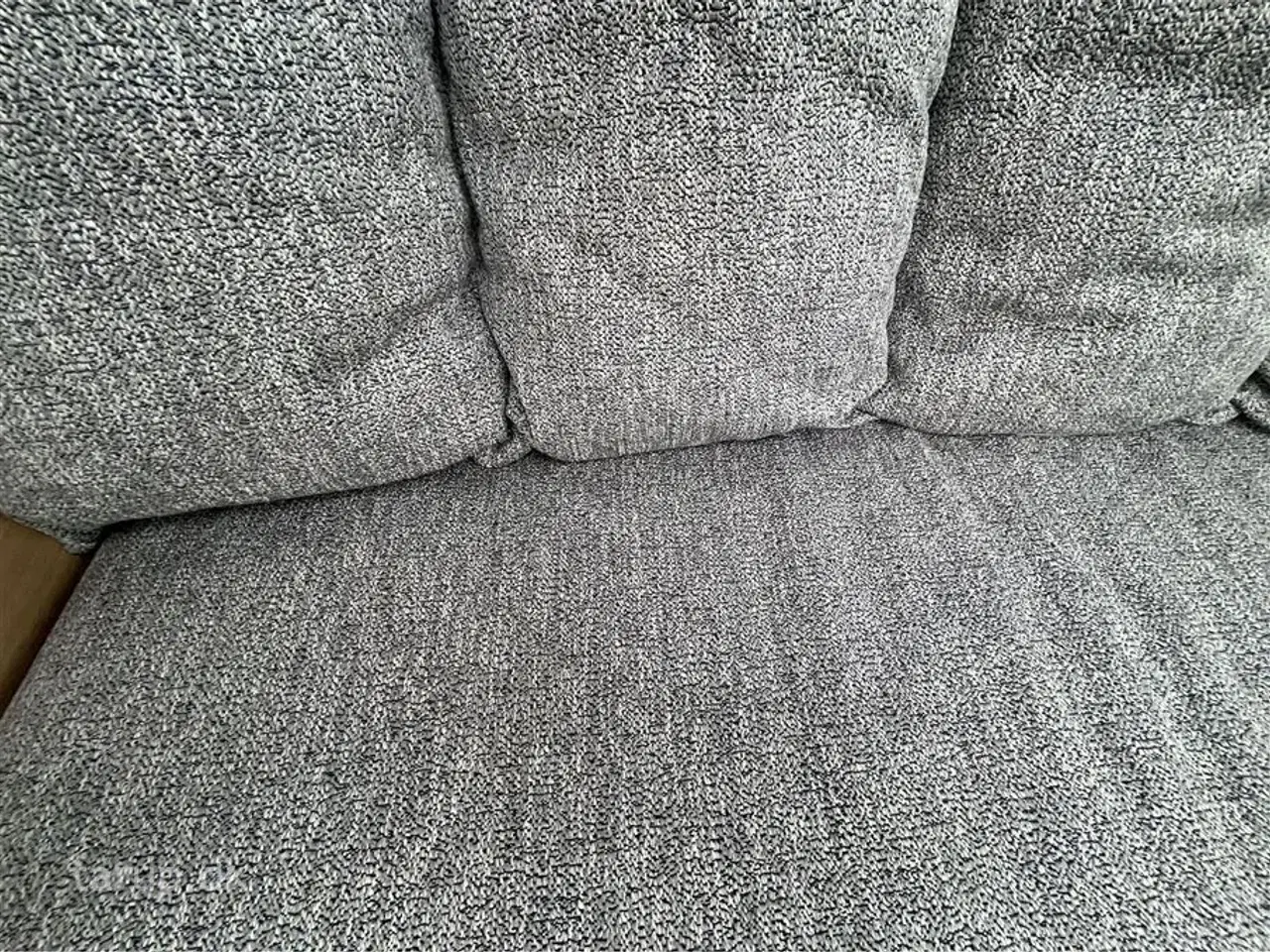 Billede 7 - 2026 - Adria Adora 572 UT   Enkeltsenge med elevation, ende-bade-værelse, panorama-vindue, el-gulvvarme, myggenetsdør, rundsiddegruppe,