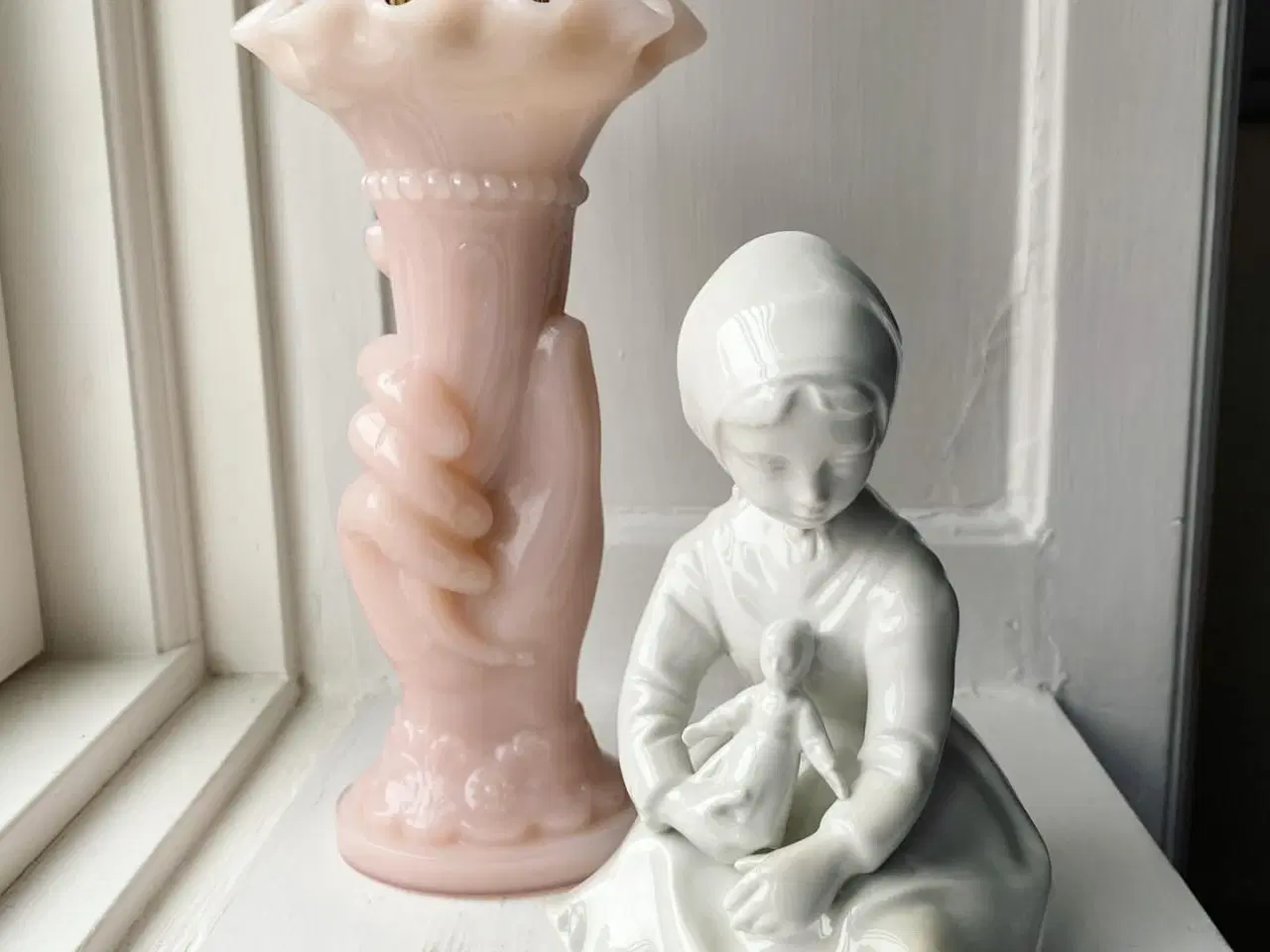 Billede 2 - Porcelænsfigur fra GDR, pige med dukke, NB