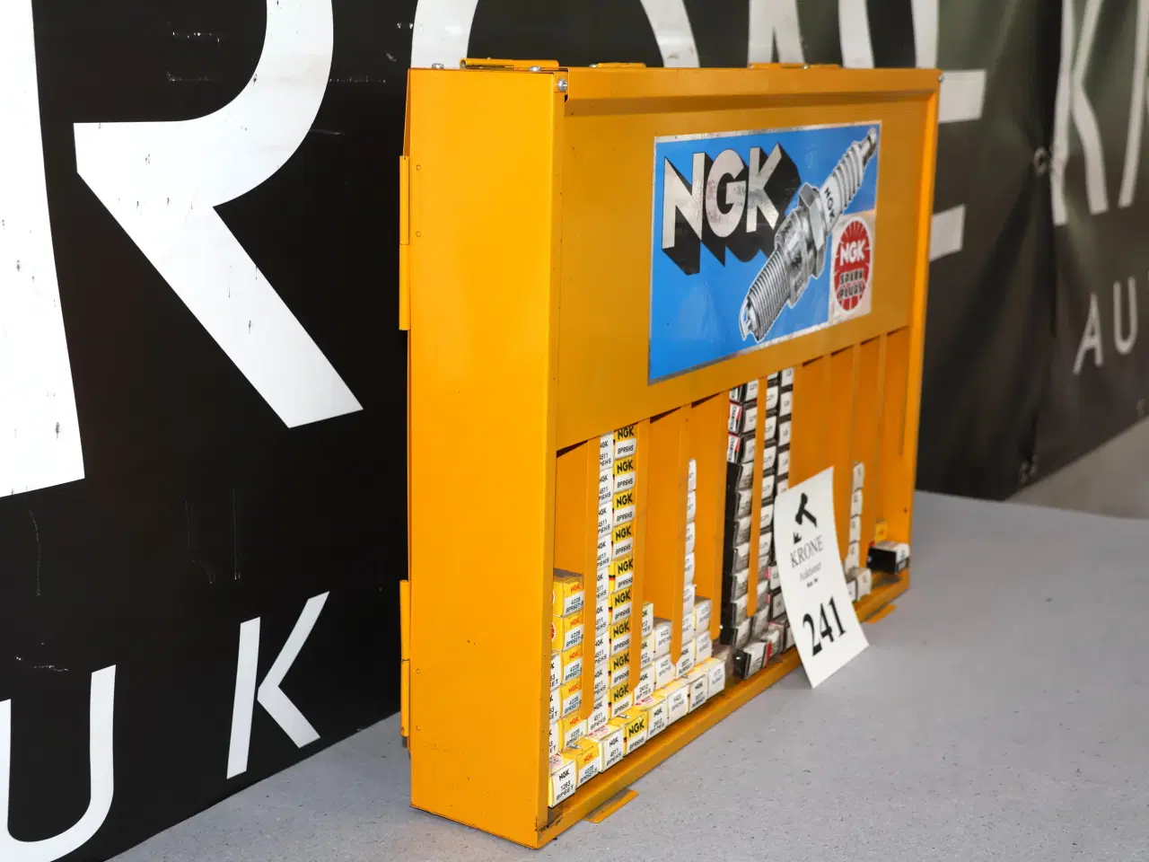 Billede 2 - NGK Tændrørs displayskab m/117 stk tændrør