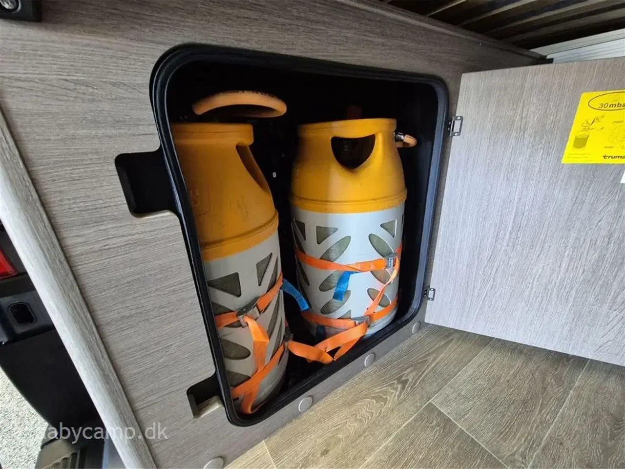 Billede 23 - 2020 - Pössl Roadcar R 640 Automatgear. 2x solceller. batteri. markise. duo-control. kompressor køleskab. undervognsbehandlet. helårsdæk. anhængertræk. soft close på bo-delsdør.