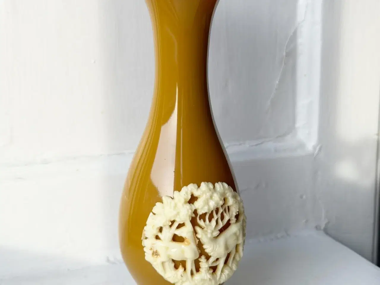 Billede 5 - Vase, sennepsgul plast m plastrelief