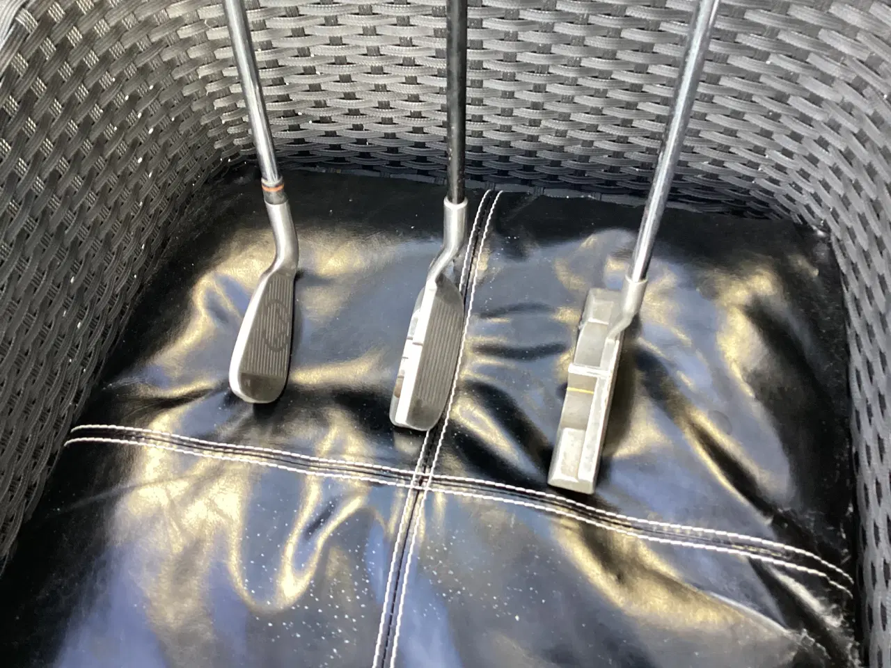 Billede 8 - Golfjern  2 jern , Chipper.og T.Armour putter………..