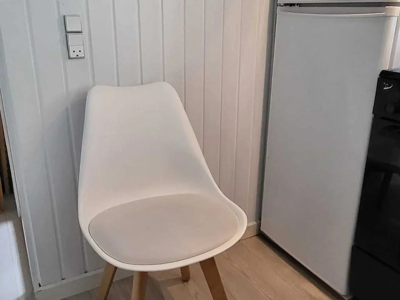 Billede 1 - Hvide spisestuestole med ben i træ