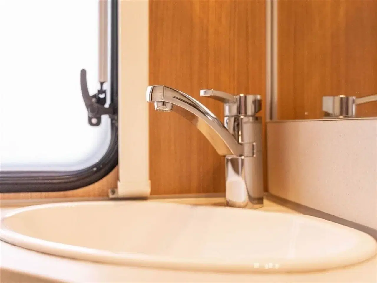 Billede 32 - 2016 - Fendt Bianco Selection 515 SG Rummelig kvalitetsvogn med enkeltsenge