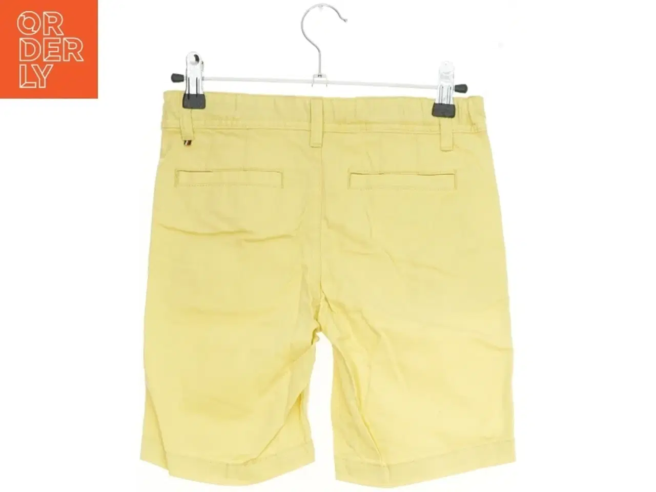 Billede 2 - Gule Chinoshorts fra Tommy Hilfiger (str. 128)
